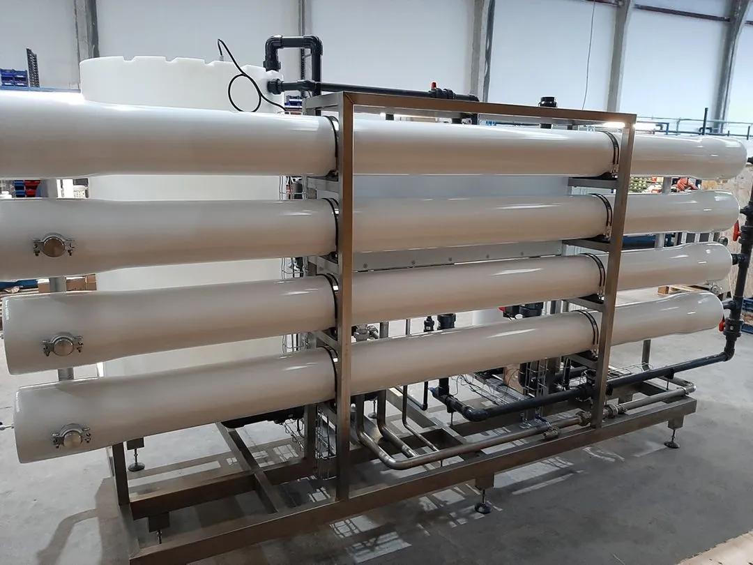 Bastidores de ósmosis inversa en una planta industrial de tratamiento de agua en Canarias